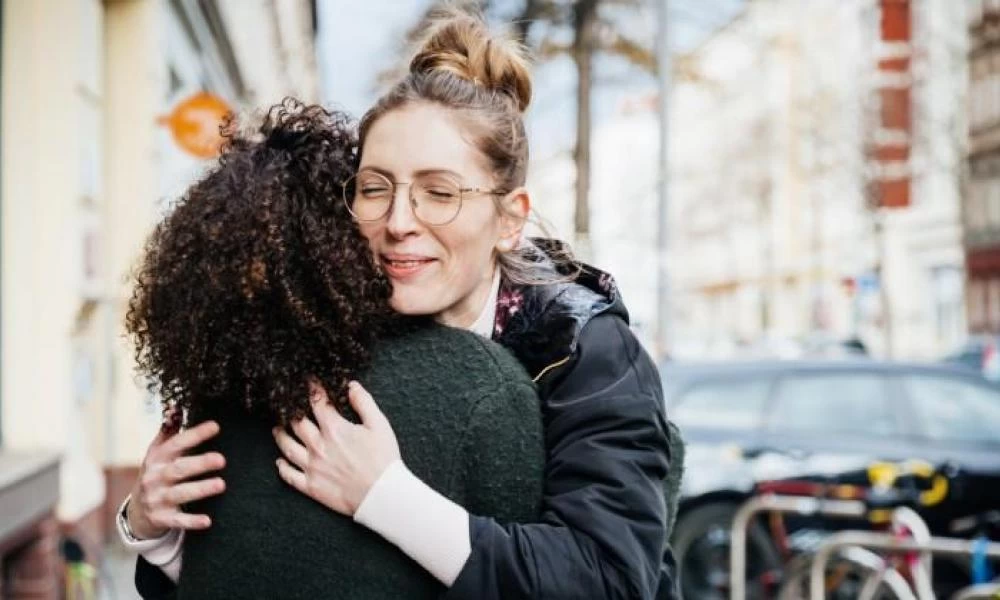 Ξεχάστε τον κόσμο που ξέραμε: Μην αγκαλιάζεστε ακόμη και μετά την άρση των μέτρων